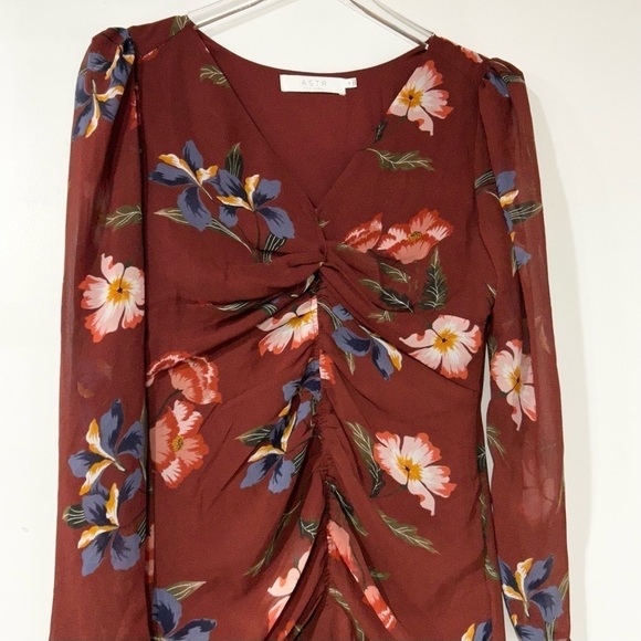 NEW ASTR The Label Ruched Front Midi Dress Rust Red Floral M - Picture 2 of 5